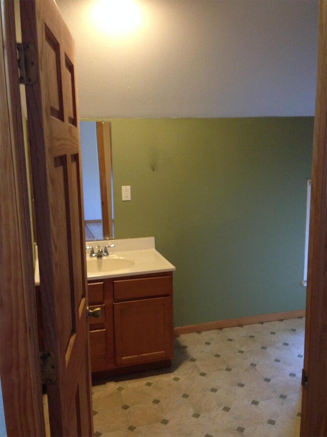 Building Photo - 400 Main St