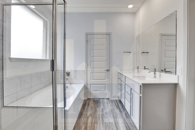 Building Photo - 18001 Umberto Dr