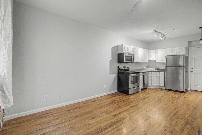 Building Photo - Adorable Studio in 1909 Building! Heart of Capitol Hill