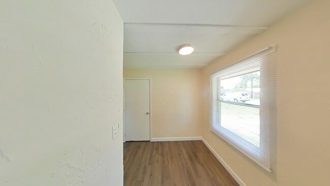 Building Photo - Beautiful 2/1 Duplex - Convenient Location