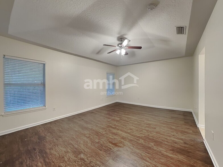 Building Photo - 11670 Deep Springs Dr N