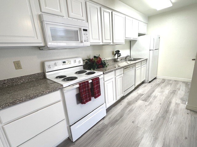 Building Photo - 5181 River Glen Dr