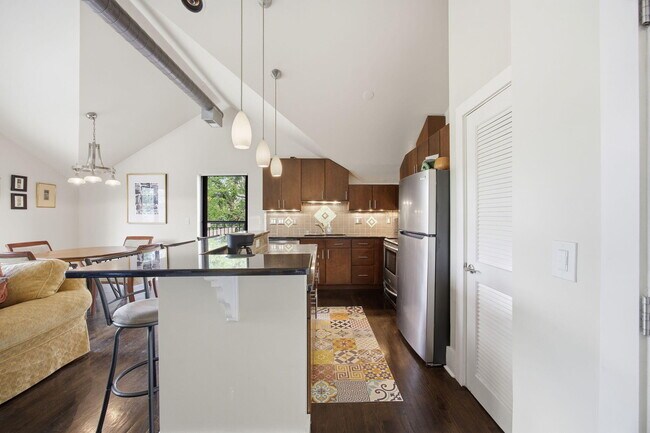 Building Photo - 261 S Limestone