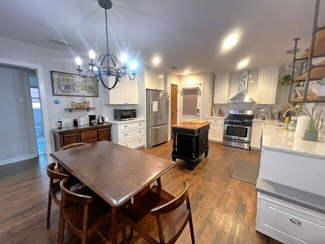 Building Photo - Furnished 2/2 Home in Crestview 3-12 month lease terms available