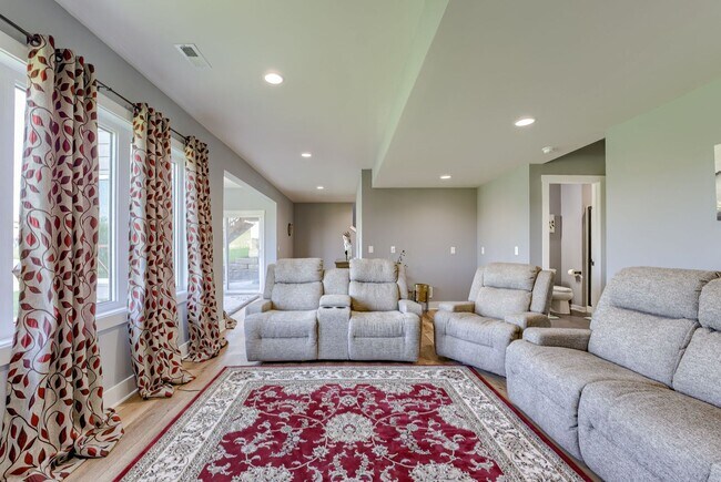 Building Photo - Spacious & Stylish 6-Bedroom Home in North...