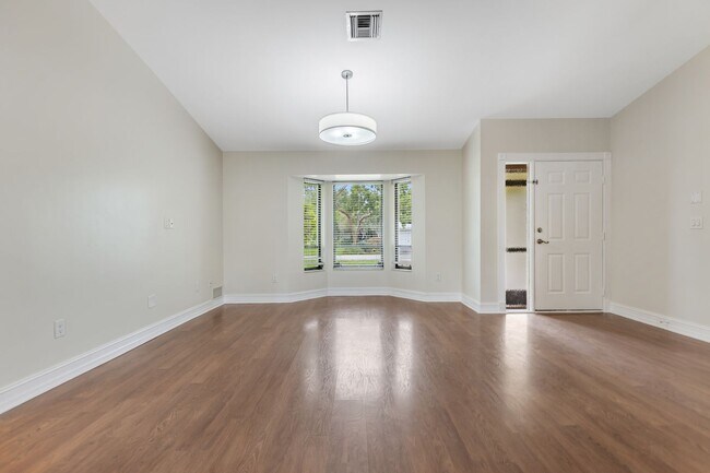 Building Photo - ** GOLDEN GATE CITY ** 3 BED + DEN / 2 BAT...