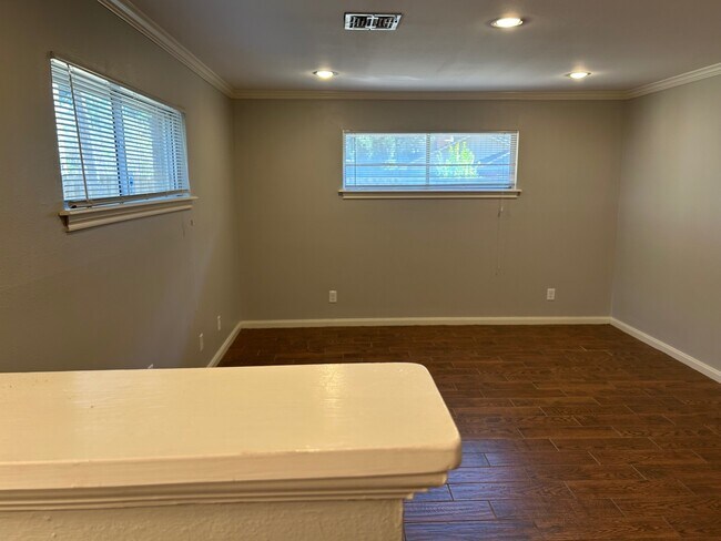 Building Photo - 1702 Maux Dr