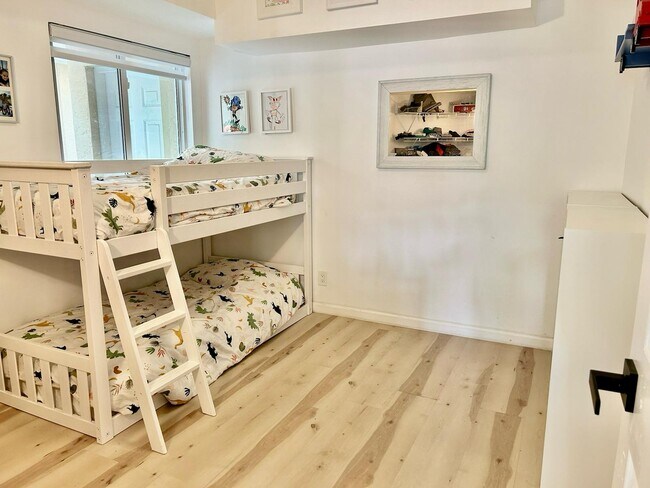 Building Photo - 23061 Aqua Vw