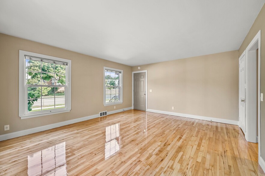 Building Photo - 1371 Wellington Dr