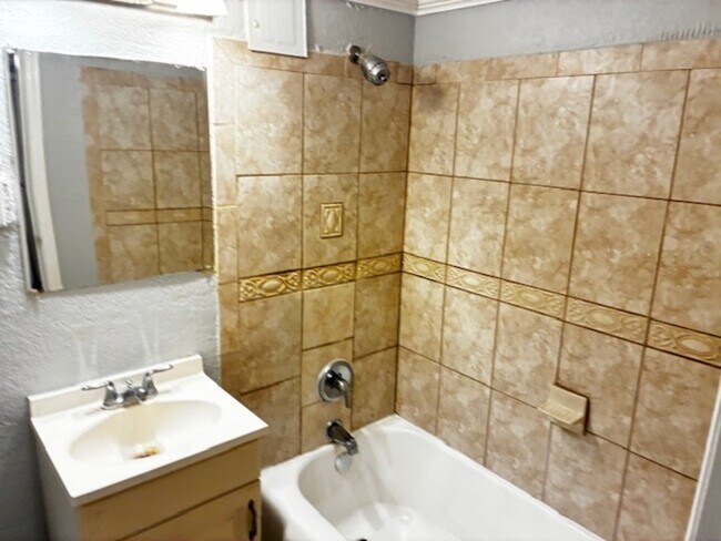 Building Photo - 311 W Ashley St