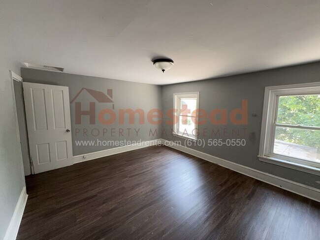 Building Photo - 504 W Airy St