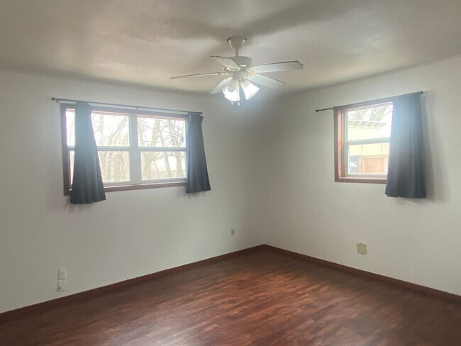 Building Photo - 2 BEDROOM COUNTRY LIVING