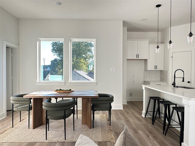 Building Photo - 810 Elkhart St