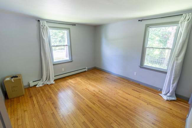 Building Photo - 2 Bedroom Ranch with Solar Panels, great e...