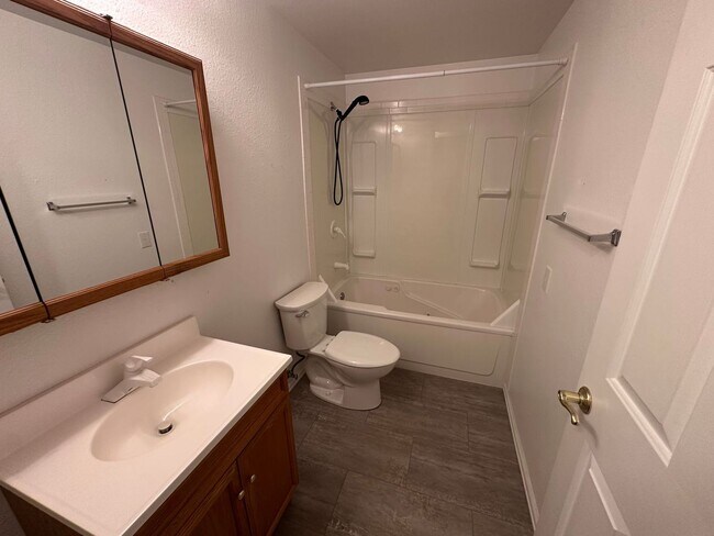 Building Photo - 4 Bed 4 Bath in Constitution Hills!!