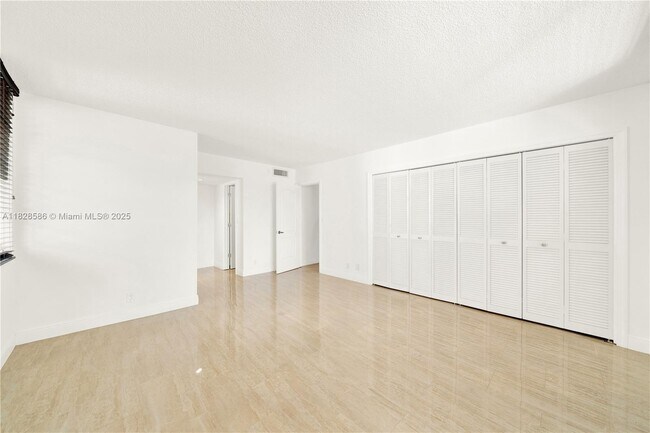 Building Photo - 3200 N Course Ln