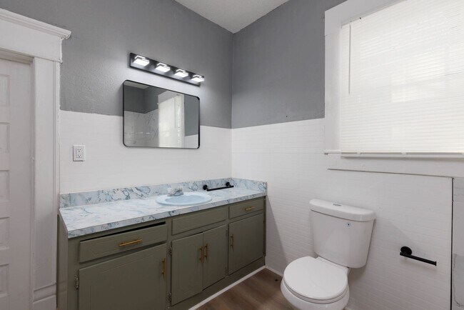 Building Photo - 3 Bedroom, 2 Bath in North Pratt