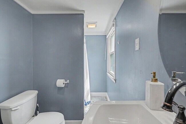 Building Photo - Spacious 5-Bedroom Home Near Radford University