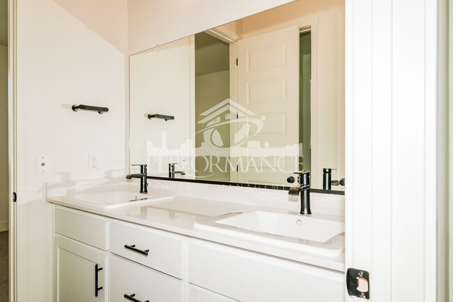 Building Photo - Stunning 4 Bed/3 Bath SW Bakersfield Home ...