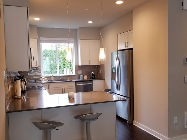 Building Photo - GORGEOUS Edmonds 2 Bedroom Primary Suites - CLOSE TO EVERYTHING