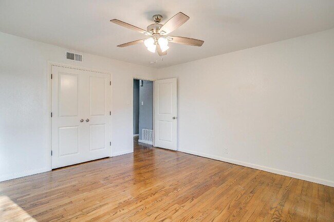 Building Photo - Spacious 4-Bedroom Gem with Granite Touche...