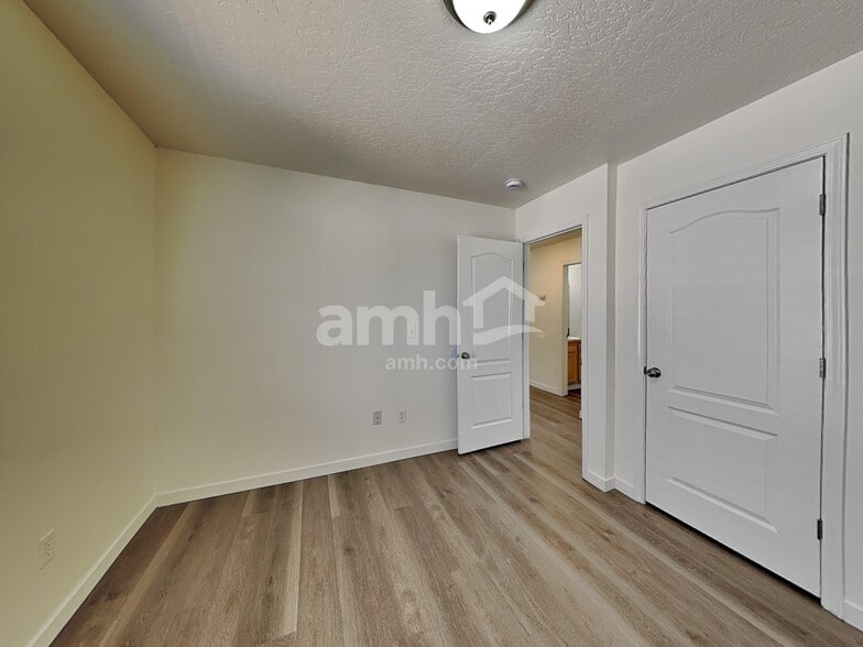 Building Photo - 9707 W Brogan Dr