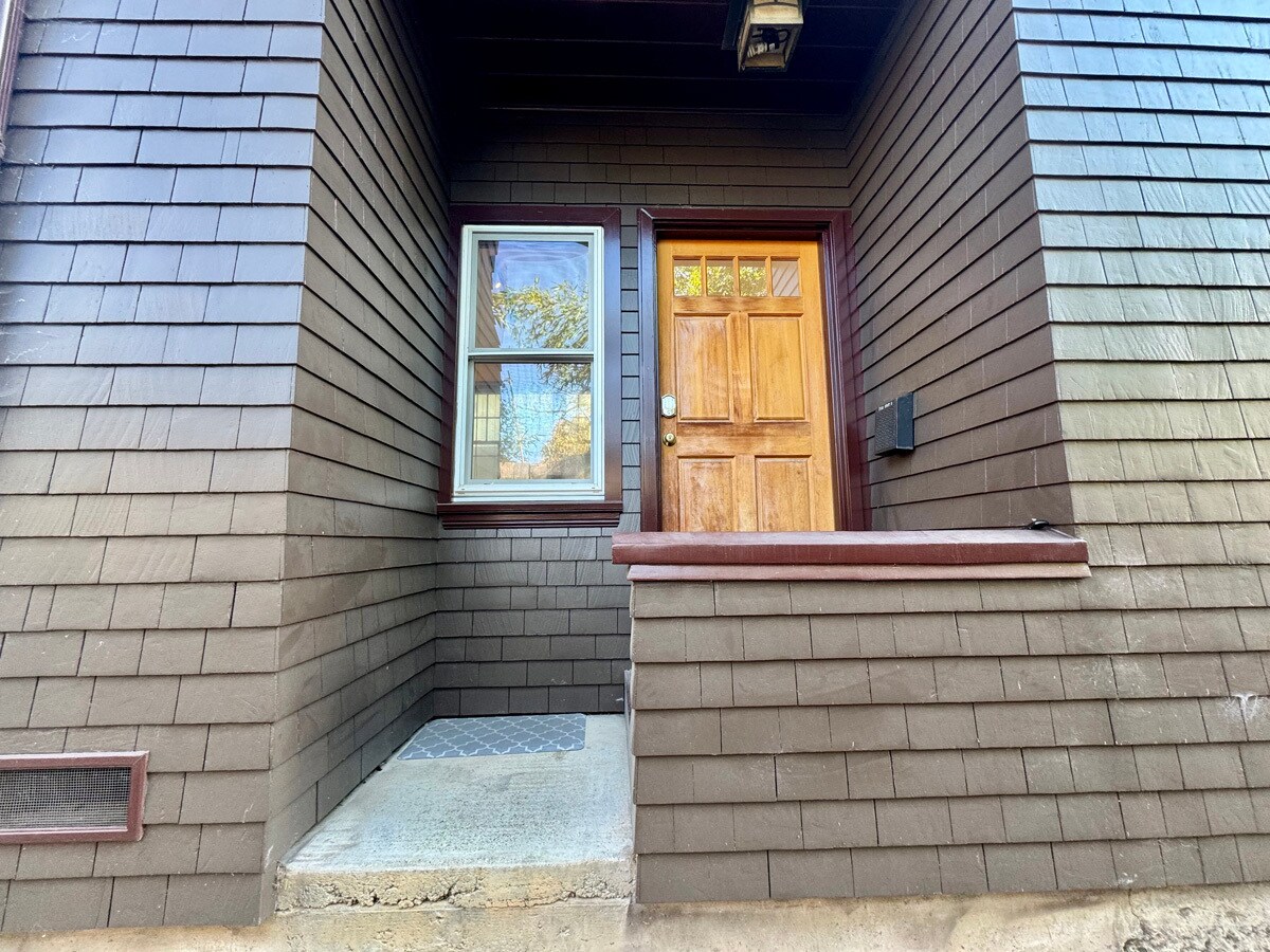 Building Photo - 2733 Russell St