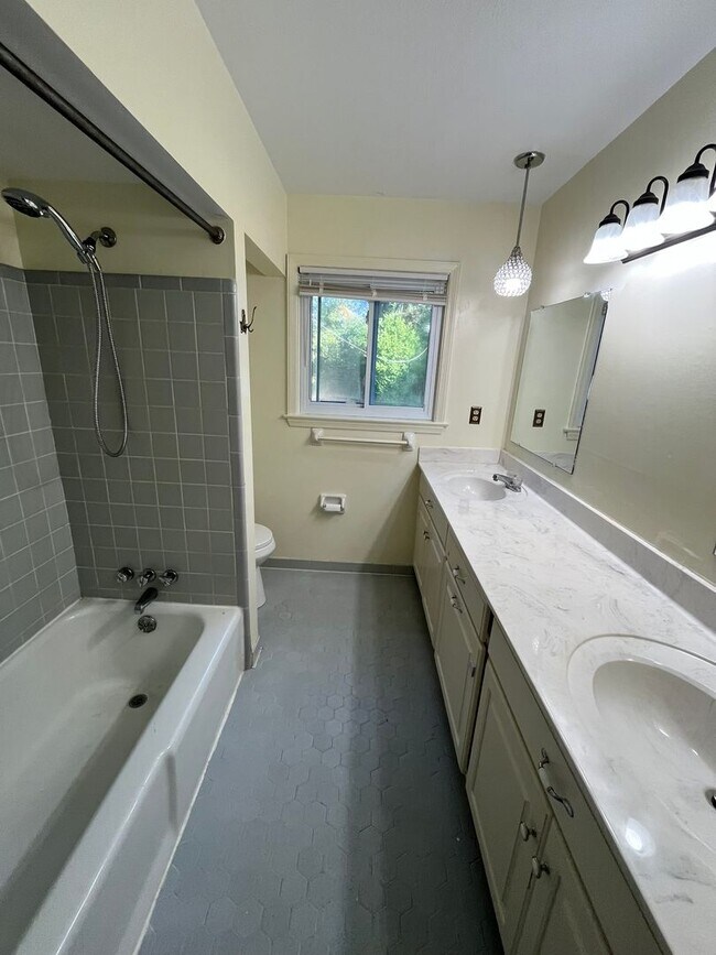 Building Photo - Great Family Home, Located off of Moon Road. Must See!!