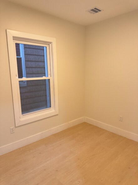 Building Photo - 466 Avon Ave