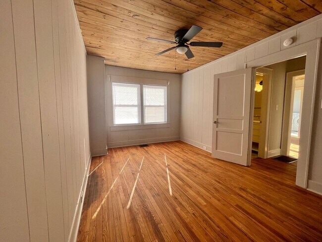 Building Photo - Centrally Located 1 bedroom 1 bath -  wate...