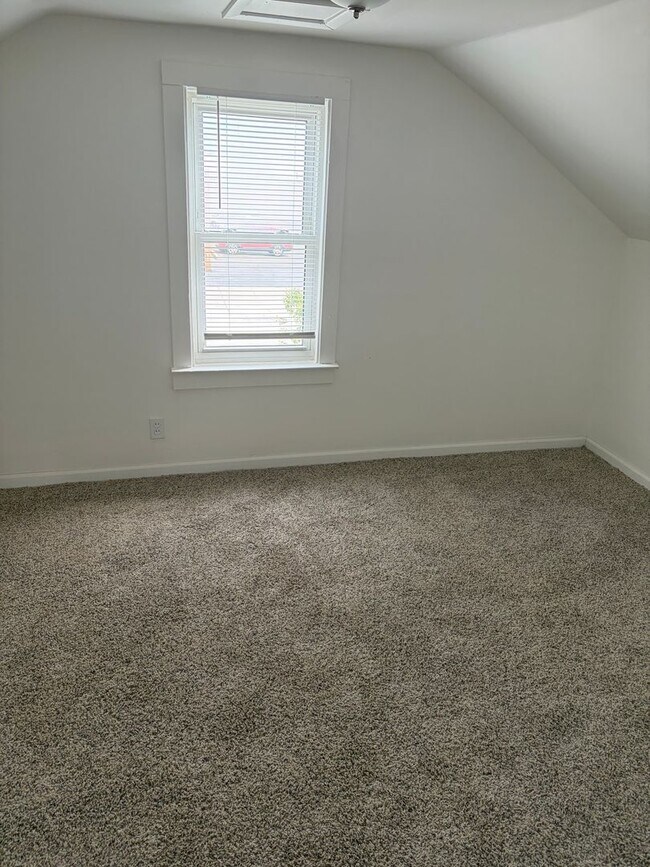 Building Photo - Renovdated 3 bedroom, 1 bathroom bungalow