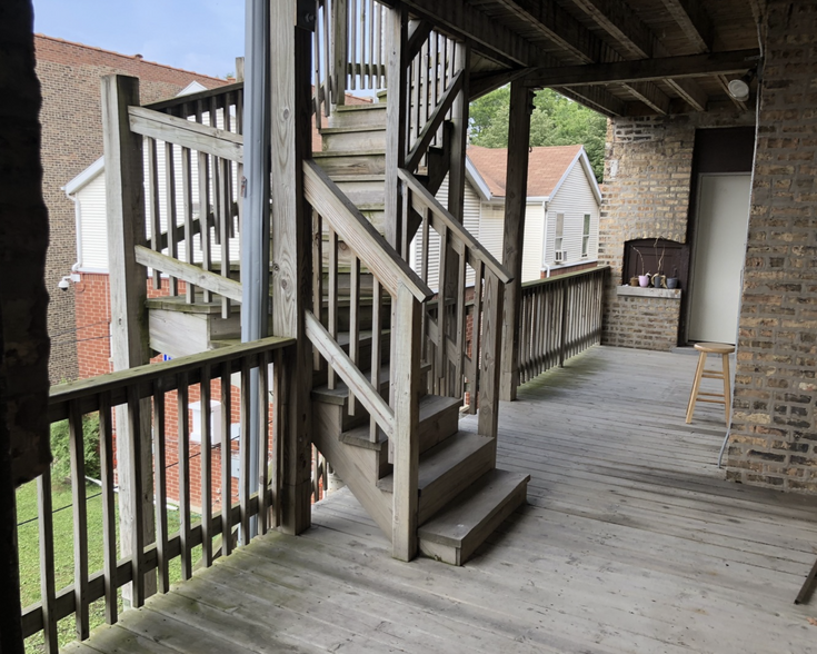 Back Stairs - 1114 W Balmoral Ave