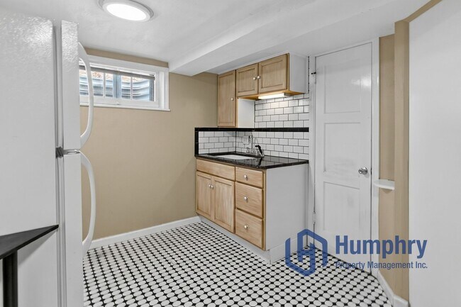 Building Photo - Bottom unit of Duplex
