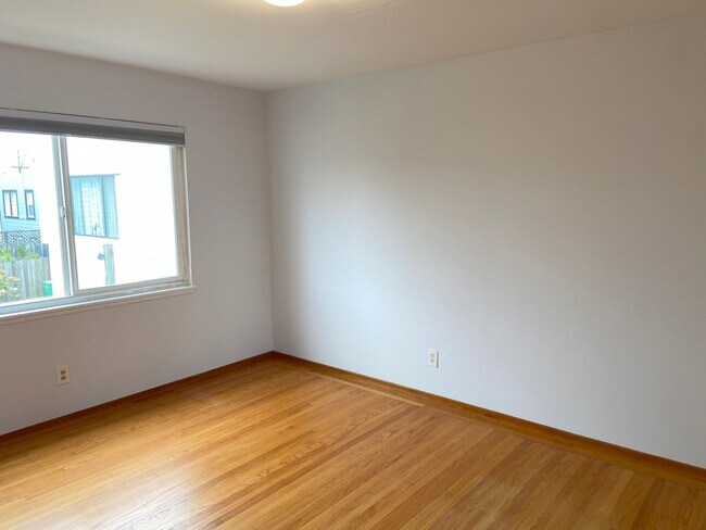 Building Photo - 1st Floor 2Bd / 1Ba  Flat With Garage Parking