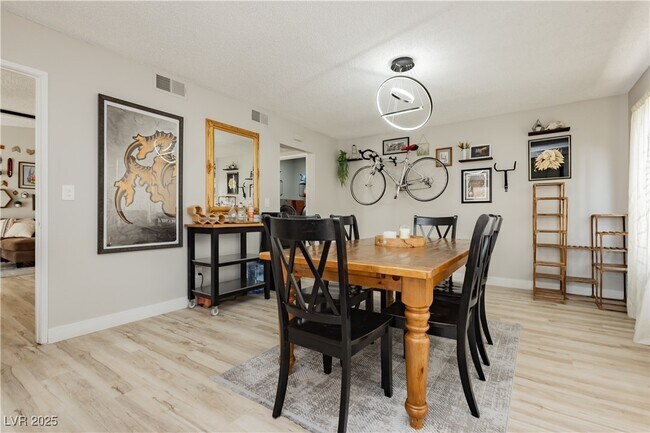 Building Photo - 5235 Sunnywood Dr