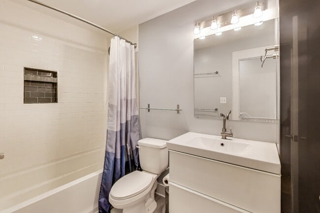 Building Photo - 646 Keefer Pl NW