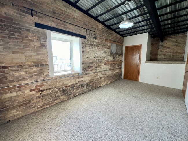 Building Photo - Industrial Style 3 Bedroom Home AVAILABLE JUNE!!!