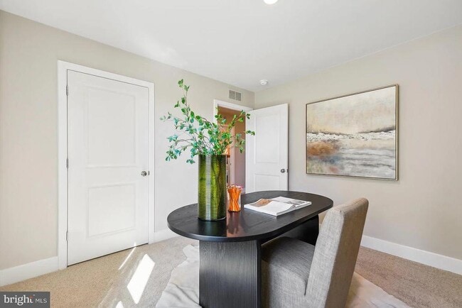 Building Photo - 111 Charing Cross Dr
