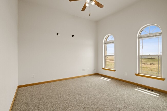 Building Photo - Executive 3-Bed Ranch Main Level - Private...