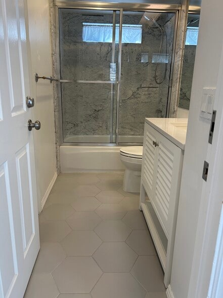 Bath - 5537 Bellevue Ave