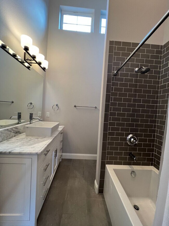 Building Photo - Beautiful, Custom home in the heart of Jacksonville | Available Now