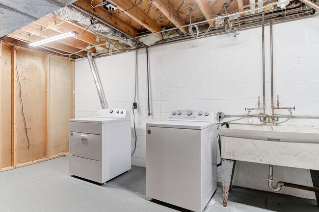 Building Photo - 2421 Saratoga Rd