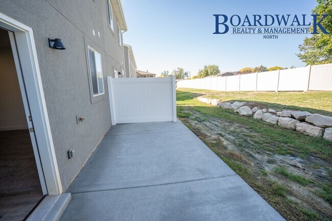 Building Photo - 440 1625 N