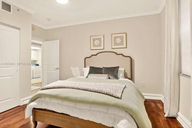 Building Photo - 1200 Hillsboro Mile