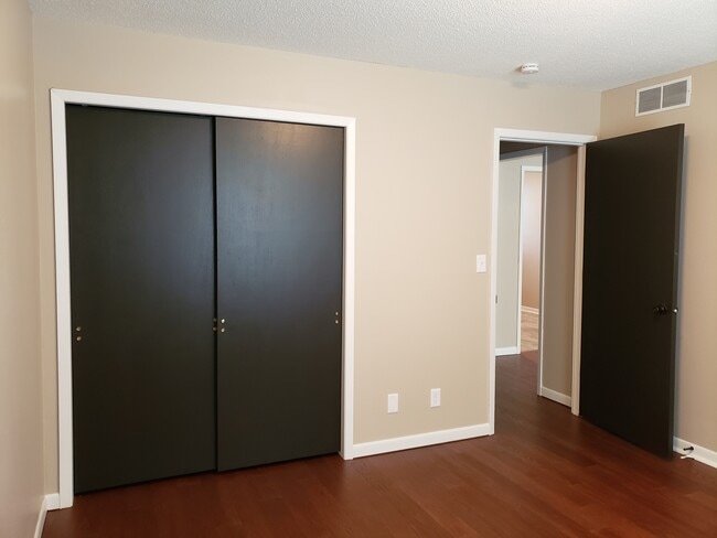 Building Photo - 1521 N Dakota Ave