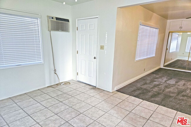 Building Photo - 9966 Glencrest Cir