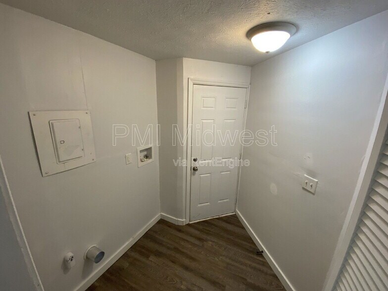 Building Photo - 815 S Calumet St