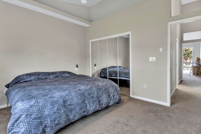 Building Photo - 2127 Lagoon Dr