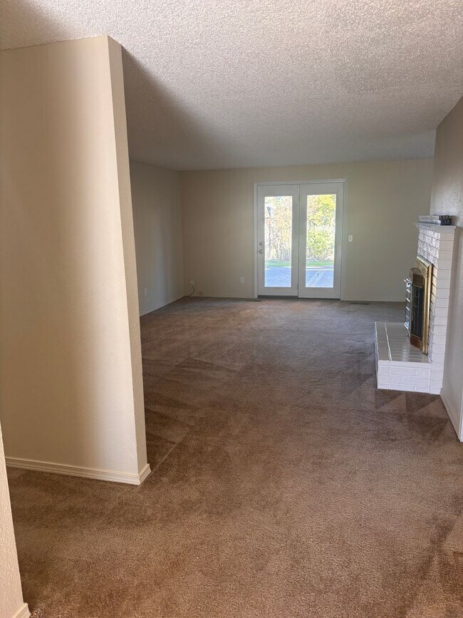 Building Photo - Spacious 4 bedroom 2 bath Home in North Al...