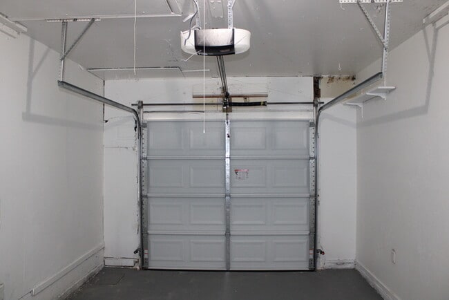 Building Photo - Cozy 2-bedroom, 1 full bath with vanity home located in Kansas City, MO